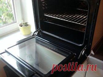 Как быстро и легко очистить духовку от нагара  
 
- ¼ ст. жидкости для мытья посуды  
- 0,5 ст. пищевой соды  
- ¼ ст. перекиси водорода  
- цедра лимона  
- 1 ст. л. уксуса  
- губка для мытья посуды  
- бумажные полотенца  
 
Инструкция:  
 
1. Даже если речь идёт о многолетнем нагаре, простое средство поможет справиться даже с ним. Начать нужно с обычной мыльной воды и губки, которую обязательно часто ополаскивает. Это поможет избавиться от основной грязи.  
2. Теперь с...