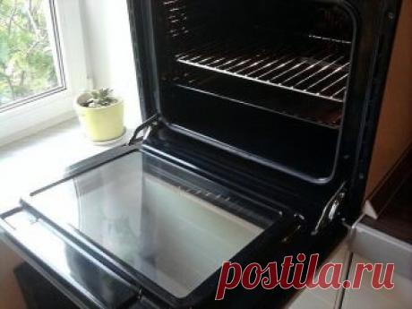 Как быстро и легко очистить духовку от нагара  
 
- ¼ ст. жидкости для мытья посуды  
- 0,5 ст. пищевой соды  
- ¼ ст. перекиси водорода  
- цедра лимона  
- 1 ст. л. уксуса  
- губка для мытья посуды  
- бумажные полотенца  
 
Инструкция:  
 
1. Даже если речь идёт о многолетнем нагаре, простое средство поможет справиться даже с ним. Начать нужно с обычной мыльной воды и губки, которую обязательно часто ополаскивает. Это поможет избавиться от основной грязи.  
2. Теперь с...