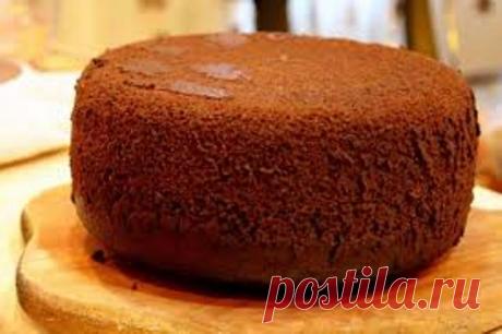 Это будет ваш любимый рецепт бисквита. Воздушный, как пух! ШИФОНОВЫЙ БИСКВИТ ШОКОЛАДНЫЙ Шифоновый бисквит не нуждается в пропитке - он сочный и нежный! Шифоновые бисквиты замешиваются на кипятке и обязательно с