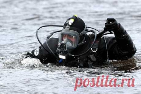 Водолазам пришлось спасать женщину в Крыму из-за попытки сделать селфи на плоту. Водолазам МЧС пришлось спасать женщину в Крыму из-за попытки сделать селфи на плоту у берега озера. Звонок о помощи спасателям поступил во вторник днем, 23 января. Россиянка находилась на Михайловском озере в городе Саки на расстоянии около 20 метров от берега и не могла самостоятельно добраться до суши.