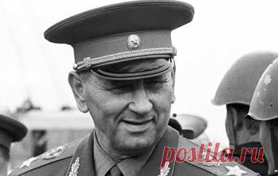 "Есть такая профессия — Родину защищать!" К юбилею министра обороны СССР Андрея Гречко. 120 лет назад родился Андрей Антонович Гречко, Маршал Советского Союза, министр обороны СССР. Ему приписывают авторство крылатой фразы из кинофильма "Офицеры", инициатором съемок которого он стал. В судьбе военачальника, как и главного героя фильма, отразилась история Советского государства и его вооруженных сил