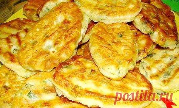 Вкус – потрясающий, готовка – моментальная! САМЫЕ ЛЕНИВЫЕ ПИРОЖКИ с ЯЙЦОМ И ЗЕЛЁНЫМ ЛУКОМ*********

Яйца — 2 шт. сырых и 2 шт. варёных
Кефир — 0,5 л
Сметана –- 0,5 стакана
Соль, перец — по вкусу
Мука
Разрыхлитель теста
Зелёный лук
