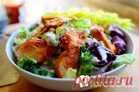 Салат из острой курицы с зеленью и голубым сыром