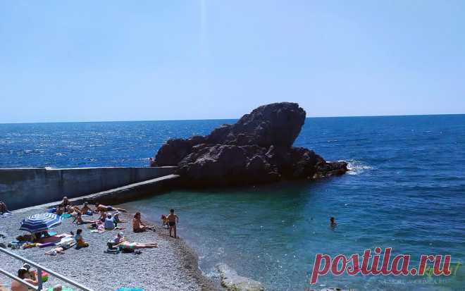 Алупка, Крым, пляжи и отдых на море |
Алупка - небольшой уютный городок возле Ялты. Пляжи Алупки не глубокие и быстро прогреваются. По сравнению с Ялтой или Алуштой вода здесь намного чище. Все пляжи галечные, а на некоторых из них присутствует песок. Вдобавок неповторимость пляжам придают скалы и большие валуны, которые некоторые туристы используют для прыжков в воду.