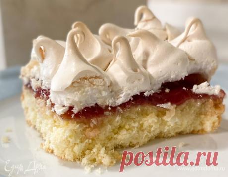 «Королева пудингов» на кокосовой стружке. Ингредиенты: кокосовая стружка, сливочное масло, яйца куриные Для приготовления безе к этому традиционному английскому десерту лучше использовать яичные белки комнатной температуры. Вместо клубничного варенья можно взять малиновое или даже апельсиновый джем —...