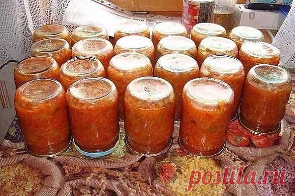 НЕОБЫКНОВЕННО ВКУСНОЕ ЛЕЧО!  
 
Началась пора заготовок.  
 
ЛЕЧО - 3 кг помидор, 1 кг перца, 1 кг моркови, 1 кг лука, 1 стакан сахара, 3 ст. л. соли, 300 мг растительного масла, 1 ч. л. хмели-сунели, пучок петрушки, 1 ст. л.уксуса 9% .  
 
Помидоры пропустить через мясорубку, поставить на плиту, кипятить 20 мин. Перец, лук порезать, морковь натереть на крупной терке.  
 
Затем соль, сахар, масло, овощи, хмели - сунели, петрушку добавляем в томаты и тушим с момента закипан...