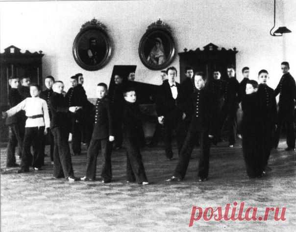 Воспитанники 1-го Кадетского корпуса на занятиях бальными танцами.1910-е / Историческая справка