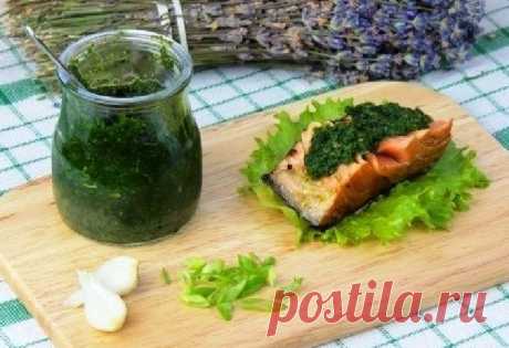 Соус из кинзы Вкусный соус из кинзы, приготовленный в домашних условиях, очень хорошо сочетается как с мясными блюдами, так и с курицей, а еще и с рыбой. Предлагаю сделать такой соус, положить в баночку, и взять с собой на природу на шашлыки. Этот соус можно сделать всего лишь за десять минут из доступных продуктов.
