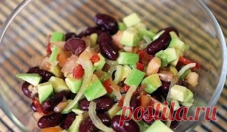 Любимый салат Брэда Питта 
 
Вкусное, сытное и полезное блюдо. Один из любимых салатов известного актера Брэда Питта. 
 
Вам потребуется: 
Авокадо - 3 штуки. 
Красные помидоры - 400 грамм. 
Белый лук - 100 грамм. 
Красная фасоль в собственном соку - банка. 
Перец чили – 1 штука. 
Соль и черный перец по вкусу. 
Сок лайма – 20 грамм. 
Оливковое масло -1 столовая ложка. 
 
Приготовление: 
Помидоры режем кубиками и складываем в салатник. 
Добавляем тонко нарезанные полукольцам...