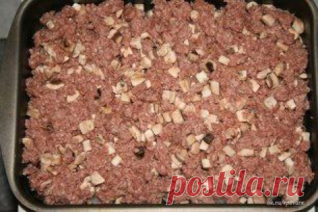 МЯСНАЯ ЗАПЕКАНКА. Л
соль, перец.
Приготовление:
Приготовление: Картофель очистить и нарезать тонкими ломтиками. Лук порезать полукольцами. Грибы порезать небольшими кубиками, смешать с 
Для заправки: сметану смешать с пропущенным через пресс чесноком, добавить сырое яйцо, соль, перец и хорошо перемешать.
В смазанную маслом форму для запекания выложить половину картофеля, посолить, поперчить и сверху выложить лук.
На лук выложить фарш с грибами.
Фарш посыпать тертым сыром.
Сверху уложить