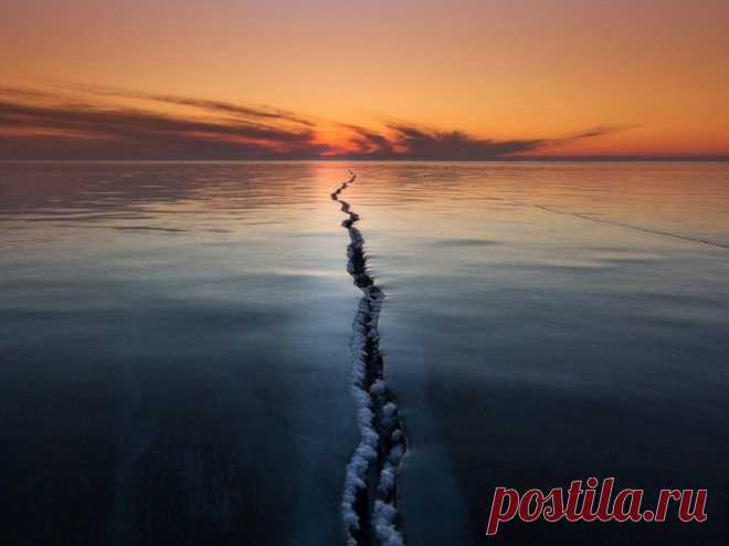 Лучшие кадры июля — Наука и жизнь. Трещина во льду на Байкале