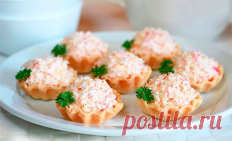 Тарталетки с крабовыми палочками.