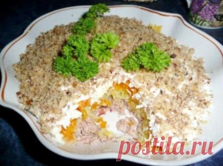 Слоеный салат из печени трески с грецкими орехами