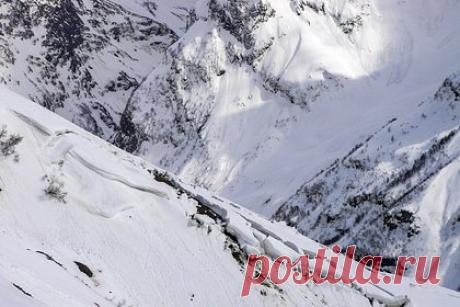 Россиян предупредили об угрожающей Краснодарскому краю опасности. На территории Краснодарского края объявлено штормовое предупреждение. Так, 27 и 28 февраля в горах Кубани (помимо города Сочи) и Республики Адыгея будет лавиноопасно выше 1,5 тысячи метров. В связи с этим сотрудники МЧС рекомендовали жителям и гостям региона соблюдать меры безопасности.