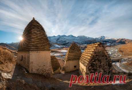 «Город мертвых» «Дарга́всский склеповый могильник — комплекс наземных и полуподземных склеповых сооружений XIV–XVIII веков у селения Даргавс в Северной Осетии. За счёт ярусности склепов и многослойности захоронений в небольшом по площади комплексе покоится около десяти тысяч человек», – рассказывает автор снимка Фёдор Лашков, запечатлевший этот некрополь в рамках фотопроекта «Кавказ без границ». Фёдор специализируется на пейзажной съемке. Другие работы фотографа можно полистать здесь:…