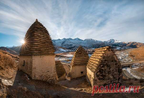 «Город мертвых» «Дарга́всский склеповый могильник — комплекс наземных и полуподземных склеповых сооружений XIV–XVIII веков у селения Даргавс в Северной Осетии. За счёт ярусности склепов и многослойности захоронений в небольшом по площади комплексе покоится около десяти тысяч человек», – рассказывает автор снимка Фёдор Лашков, запечатлевший этот некрополь в рамках фотопроекта «Кавказ без границ». Фёдор специализируется на пейзажной съемке. Другие работы фотографа можно полистать здесь:…