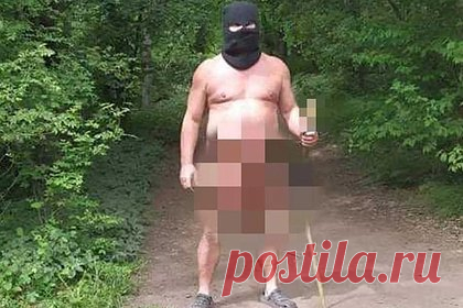 Голый мужчина в балаклаве и с фальшивым пенисом выбежал из кустов к туристкам в Европе
