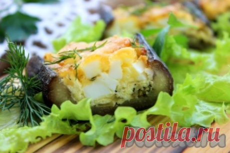 Баклажаны, фаршированные сыром и яйцом - рецепт с фото Хочу поделиться замечательным рецептом приготовления очень вкусных баклажанов, фаршированных сыром и яйцами. Готовится это блюдо достаточно быстро, просто и никаких кулинарных навыков не требует. Сочетание нежнейшего баклажана и яиц под аппетитной сырной корочкой поражает изумительным вкусом. ...