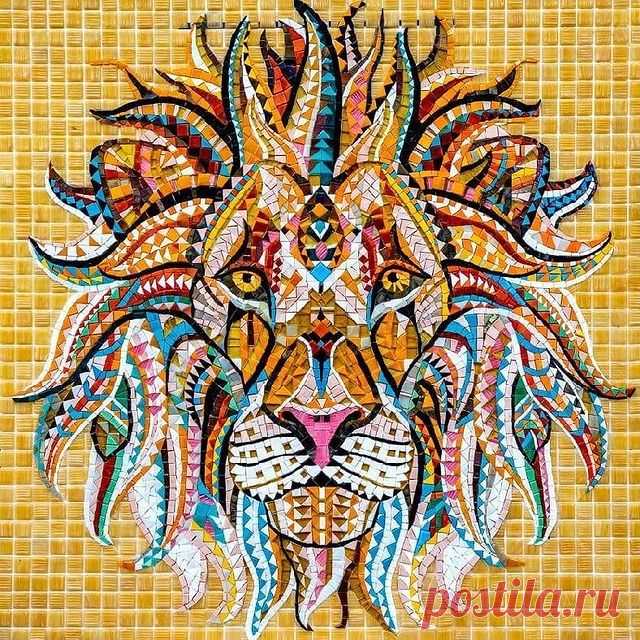 Король Лев🦁
⠀
Стильное геометричное панно из мозаики, созданное нашими художниками, стало ярким акцентом в интерьере ванной🛁.
⠀
Лев - символ гордости, мужества и благородства, самое почитаемое и уважаемое животное. Это одно из самых красивых животных в мире, а какия у него энергия, грация!
⠀
🎨 Всё богатство оттенков стеклянной мозаики было передано на этом панно при помощи мелких элементов с четким выделением контуров.
⠀
Материал: Стеклянная мозаика Rose (Китай), Trend ...