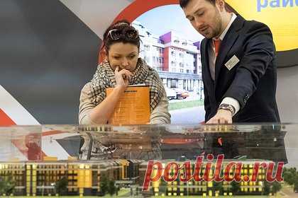 Описан портрет типичного покупателя квартиры в России. Женщина 35-40 лет с доходом от 80 тысяч рублей является типичным покупателем недвижимости в России. На женщин приходится 59 процентов приобретений жилья, на мужчин — 41 процент. Женщины в половине случаев находятся в браке или в разводе, также отмечается, что они обращают внимание на наличие школ и садов рядом с домом.