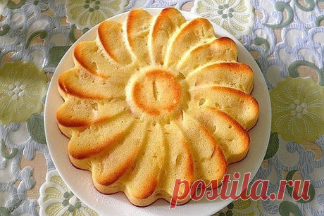 МАННИК С ЯБЛОКАМИ

Пирог готовится из доступных продуктов, которые всегда найдутся в запасах, а результат - просто объедение.