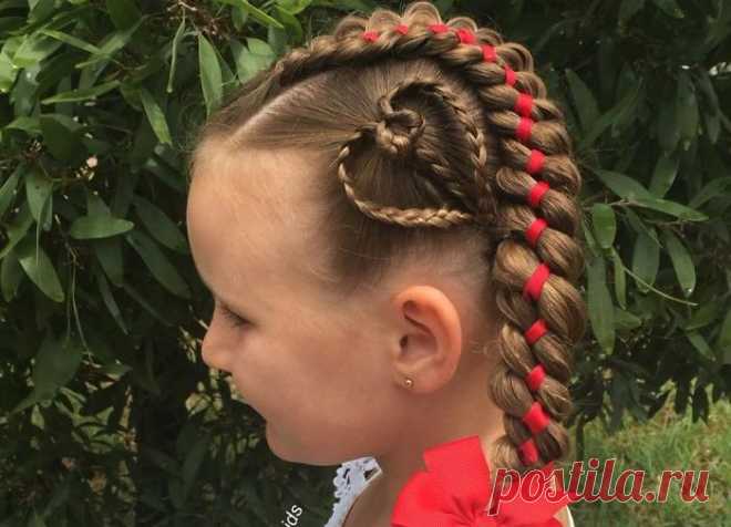 Это не просто косы, это — произведение искусства! Австралийка Шелли Гиллфорд из Мельбурна теперь даже не вспомнит, когда она впервые приобщилась к искусству заплетания косичек. Поэтому когда однажды маленькая дочь Грейс попросила заплести её волосы в косички, мама была рада приложить все свои старания. Шелли украсила головку своей любимой дочурки французскими и голландскими косичками, и вскоре в семье зародилась красивая традиция.