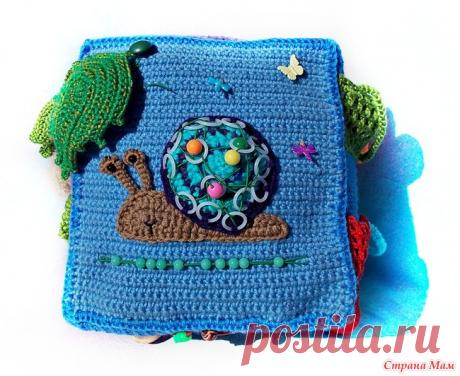 Большой вязаный развивающий кубик Наконец-то я это сделала))) Довязала новый развивающий кубик))) Пряжа- акрил, полушерсть, травка. Вязала в основном крючком. Подробности в видео))