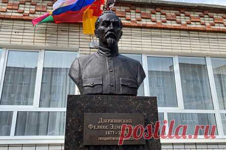Заслуженный учитель России оценил установку памятника Дзержинскому в школе. Заслуженный учитель России, кандидат психологических наук Александр Снегуров призвал воздержаться от установки памятников политическим деятелям. Он отметил, что во время обострения эмоций людей, новые памятники политическим деятелям стоит устанавливать с осмотрительностью.