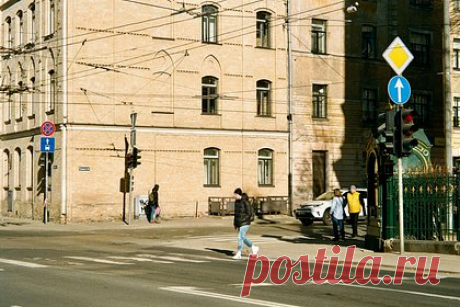 В Риге дерусифицируют шесть улиц. Рижская дума приняла решение переименовать шесть топонимов, названных в честь русских писателей или имеющих отношение к России. Об этом сообщили местные журналисты. По словам авторов законопроекта, необходимость дерусификации связана с проведением Москвой специальной военной операции на Украине.