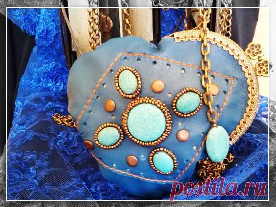 Такой вот получился кошелёчек) Материал - натуральная кожа турецкого производства. Подкладка (внутренняя часть кошелёчка) - креп-атлас цвета свежей травки. Камушки - бирюза, отстрочка - шелковая нить, рыжего цвета, двойной скрутки (прочно и надёжно!). Одевается на руку. Длина (высота) сумочки - 14 см., ширина (в самом широком месте, середина) - 14 см. 
Эксклюзивная работа ждёт свою хозяйку! Стоимость готовой работы (именно этого кошелька) - 3000 тг.