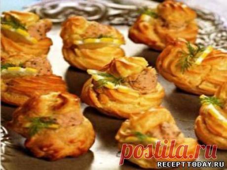 Рецепт: Профитроли с кремом из лосося