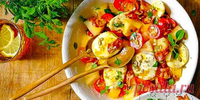 САЛАТ С ДЫНЕЙ, МОЦАРЕЛЛОЙ И БЕКОНОМ