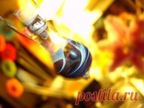 Не болейте! Ароматерапия вам поможет!
* При заложенности носа.
13 капель эфирного маспа сосны, 2 капли эфирного масла перечной мяты, 15 капель масла эвкалипта.
Смешать все масла в бутылочке. Нанести 2-3 капли на ватный шарик, вдыхать по мере необходимости.
* Смеси для массажа против кашля
Смеси легкими движениями втирать в грудь, спину 1-3 раза в день. Смеси чередовать.
Вариант №1.
Эвкалипт — 5 капель, лаванда — 4 капель, шалфей — 5 капель, чайное дерево — 6 капель, лимон — 5 капель.
Вариан