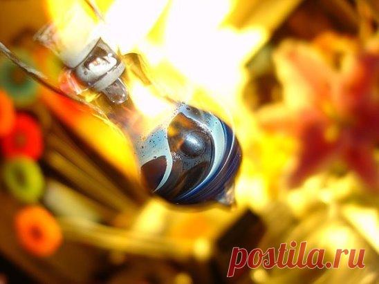 Не болейте! Ароматерапия вам поможет!
* При заложенности носа.
13 капель эфирного маспа сосны, 2 капли эфирного масла перечной мяты, 15 капель масла эвкалипта.
Смешать все масла в бутылочке. Нанести 2-3 капли на ватный шарик, вдыхать по мере необходимости.
* Смеси для массажа против кашля
Смеси легкими движениями втирать в грудь, спину 1-3 раза в день. Смеси чередовать.
Вариант №1.
Эвкалипт — 5 капель, лаванда — 4 капель, шалфей — 5 капель, чайное дерево — 6 капель, лимон — 5 капель.
Вариан