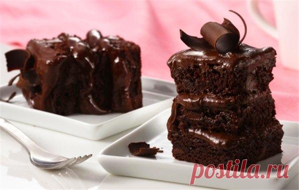 Домашний шоколадный торт – соблазнительный десерт | Краше Всех Шоколадный торт – любовь любого сладкоежки. Такой десерт непроизвольно вызывает повышенное слюноотделение и сильное желание его съесть. Так в чем же дело? Осталось только приготовить!Домашний шоколадный торт – общие принципы приготовленияШоколадные торты можно готовить из разных коржей: бисквитных, песочных, вафельных слоеных. Можно готовить десерт и вовсе без коржей, используя творожные массы. Либо взять за ос...