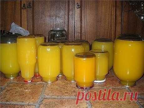 Тыквенный сок с апельсином
Сохрани себе на стену, чтобы не потерять
 
тыква 7 кг (чистого веса, без семечек и кожуры)
вода, у меня ушло 15 литров на это количество тыквы
апельсины 8 штук
сахар 1,5 кг
лимонная кислота 2 ст.л с горкой
 
Очистить тыкву, удалить семечки, разрезать на дольки или куски, уложить в кастрюлю вместе с мякотью (мякоть даст густоту), залить холодной водой, чтобы покрыть тыкву. Довести до кипения, разрезать пополам 8 больших апельсинов и выжать сок, ко...