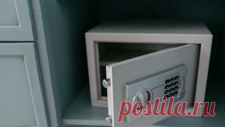 Стали известны детали необычной кражи 2 млн долларов у бизнесмена в Новосибирске. В Новосибирске у бизнесмена украли $2 млн из двухуровневой квартиры. Причем кражу он обнаружил не сразу, так как вор заменил настоящие купюры на фальшивку, а сейф, где они хранились, никто не взламывал, передает kp.ru со ссылкой на ...