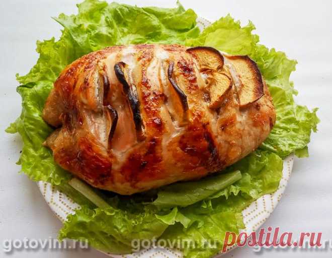 Куриная грудка с яблоками, запеченная в фольге. Рецепт с фото Куриная грудка, запеченная в фольге, получается сочнее, если её предварительно замариновать и приготовить с кусочками яблок. Для прослойки выбирайте кисло-сладкие яблочные сорта: после запекания их сок смешается с мясным и пропитает мясо, придав ему дополнительную сочность. Для маринада в рецепте взяли немного сметаны с горчицей, но вы можете смазать куриную грудку любым маринадом на ваш вкус.