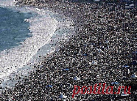 А ВОН И Я,  НУ ВОН В ЧЁРНЫХ ПЛАВКАХ  !!!