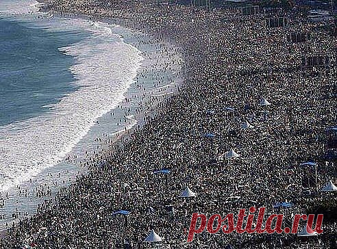 А ВОН И Я,  НУ ВОН В ЧЁРНЫХ ПЛАВКАХ  !!!