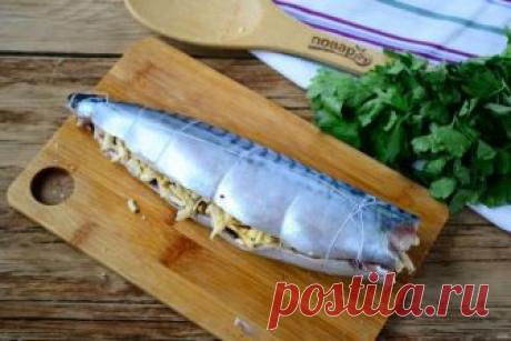 Запеченная скумбрия с орехово-сырной начинкой