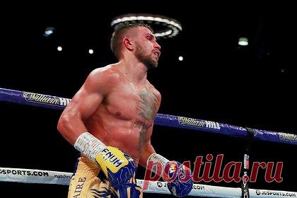 Стала известна дата следующего боя Ломаченко. Стала известна дата боя украинского боксера Василия Ломаченко и американца Джэмейна Ортиса. Боксеры встретятся 29 октября в Нью-Йорке на арене Hulu Theater комплекса Madison Square Garden. Ранее украинец отказался покидать страну ради поединка с абсолютным чемпионом мира в легком весе Джорджем Камбососом из Австралии.