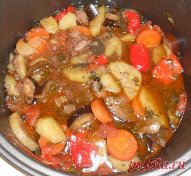 Говядина с овощами

Говядина - 800 г
Картофель - 800 г
Болгарский перец - 1 шт
Помидор - 3 шт
Морковь - 1 шт
Баклажан - 1 шт
Лавровый лист - 3 шт
Перец горошком
Соль
Смесь перцев
Чеснок - 5 зубч
Растительное масло
Лук репчатый - 1 шт
Кинза - 1 пуч
Петрушка

Как готовили:
закладываем все по очереди )))
Растит масло
Лук
Говядина
Картофель
смесь перцев
Морковка, зубчики чеснока(нечищеные)
Болгарский перец
Баклажан 
Помидоры, соль, лавровый лист
Кинза и немного петрушки
Устано...