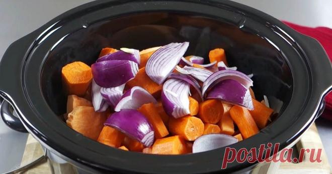 Положите картофель и лук в мультиварку. Мы расскажем Вам об одном потрясающем рецепте! .