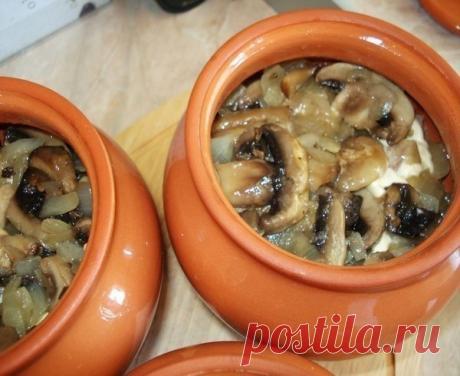 Мясо в горшочке с картофелем и сыром

Мясо в горшочке — простое в приготовлении блюдо. Ваши родные и близкие обязательно порадуются, если Вы приготовите на ужин мясо в горшочке с картофелем и сыром. Поверьте, это очень-очень вкусно!

Блюда в горшочках — это просто, быстро и полезно!

Ингредиенты:

Свинина — 400 г
Лук — 2 луковицы
Сыр — 100 г
Грибы (шампиньоны) — примерно 15-16 средних штучек
Картофель — 3-4 средних клубня
Сливочное масло — 50 г
Подсолнечное масло
Майонез
С...