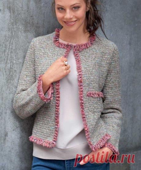 КЛАССИЧЕСКИЙ КОРОТКИЙ ЖАКЕТ В СТИЛЕ ШАНЕЛЬ
Классический короткий жакет в стиле Шанель связан из меланжевой смесовой пряжа из хлопка с добавлением льна.

РАЗМЕРЫ
36/38 (40/42)

ВАМ ПОТРЕБУЕТСЯ
Пряжа (40% хлопка, 35% полиакрила, 15% вискозы, 10% льна; 90 м/50 г) – 750 (850) г бежево-бирюзовой и 150 г красно-розовой; по 3 крючка и петли серебристого цвета; крючок №4.

ОСНОВНОЙ УЗОР
Ст. б/н. Каждый ряд начать с 1 дополнительной в.п. подъема и закончить 1 ст. б/н в 1-й ст. б/н ...