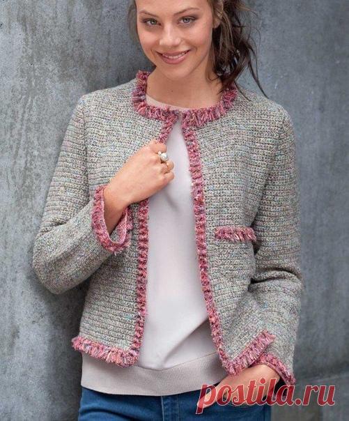 КЛАССИЧЕСКИЙ КОРОТКИЙ ЖАКЕТ В СТИЛЕ ШАНЕЛЬ
Классический короткий жакет в стиле Шанель связан из меланжевой смесовой пряжа из хлопка с добавлением льна.

РАЗМЕРЫ
36/38 (40/42)

ВАМ ПОТРЕБУЕТСЯ
Пряжа (40% хлопка, 35% полиакрила, 15% вискозы, 10% льна; 90 м/50 г) – 750 (850) г бежево-бирюзовой и 150 г красно-розовой; по 3 крючка и петли серебристого цвета; крючок №4.

ОСНОВНОЙ УЗОР
Ст. б/н. Каждый ряд начать с 1 дополнительной в.п. подъема и закончить 1 ст. б/н в 1-й ст. б/н ...