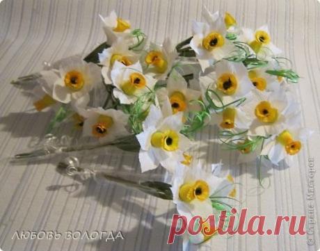Нарциссы из конфет и гофрированной бумаги