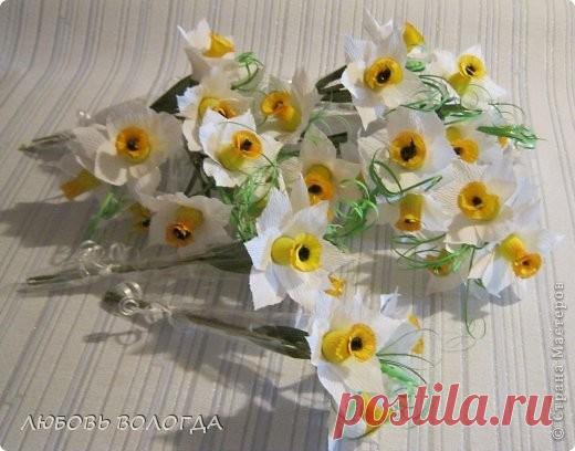 Нарциссы из конфет и гофрированной бумаги