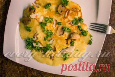 Блины с припеком из курицы и грибов: рецепт